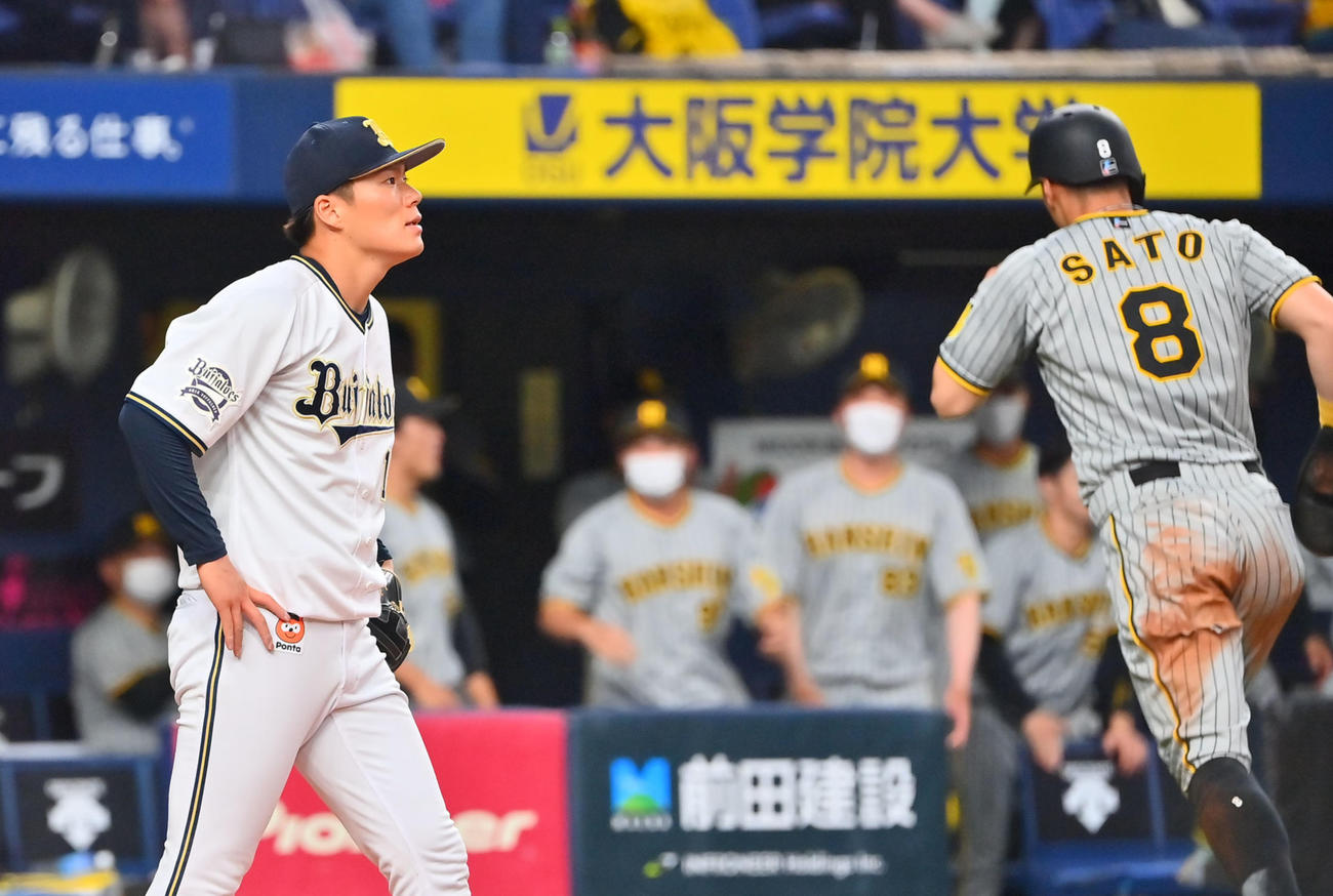 オリックス対阪神　8回表阪神2死三塁、暴投で同点となり腰に手を当てる山本（撮影・和賀正仁）
