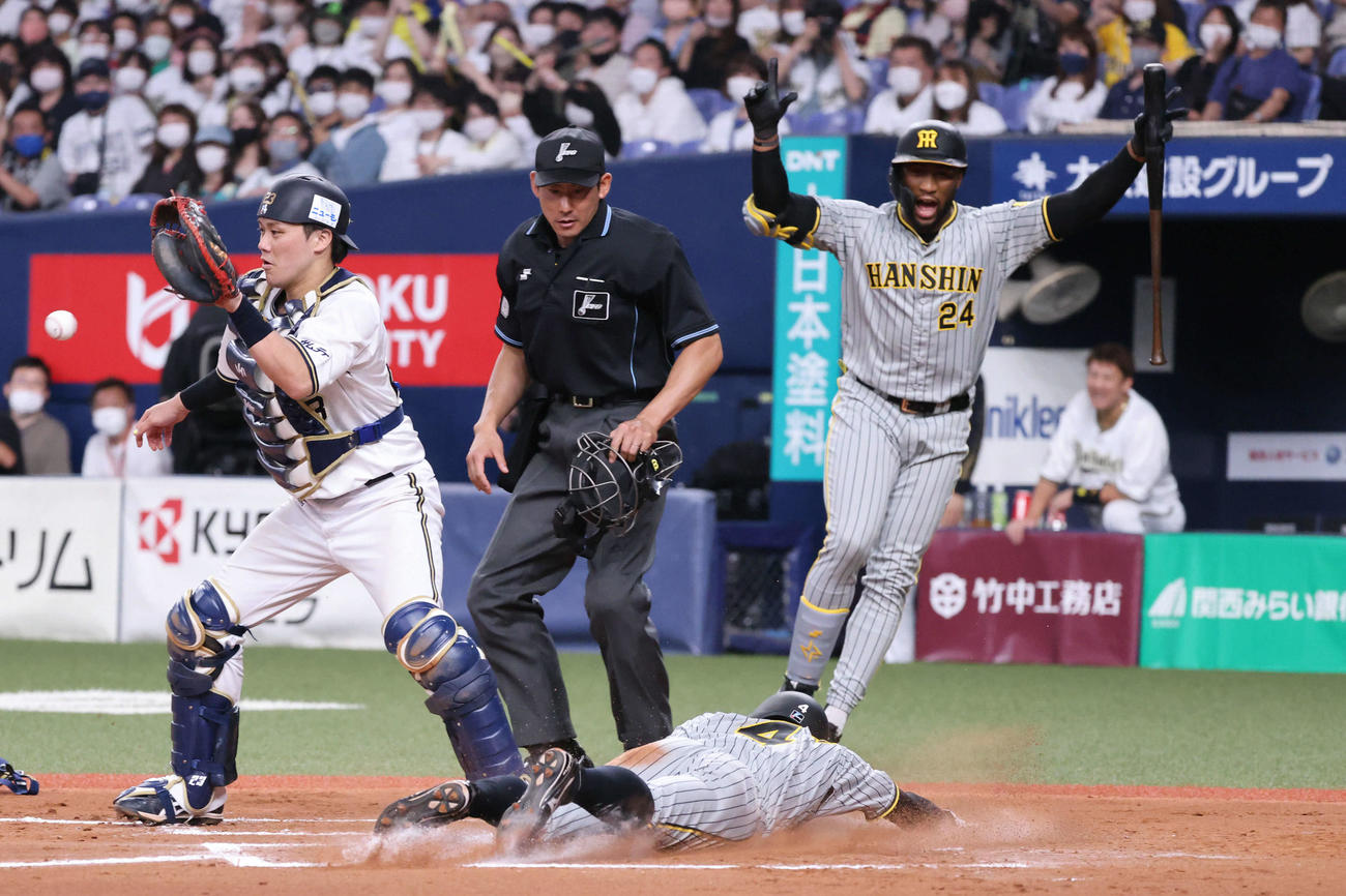 オリックス対阪神　11回表阪神無死一塁、打者ロハス・ジュニアの時、一走の熊谷は二盗し、悪送球の間に本塁へ。捕手は伏見（撮影・加藤孝規）