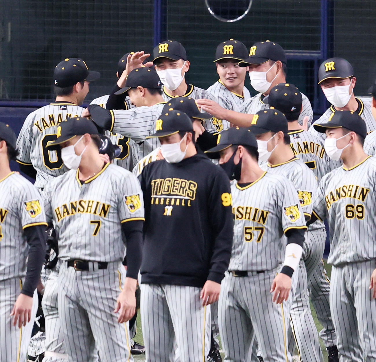 オリックス対阪神　オリックスに勝利し熊谷の頭を触って笑顔を見せる矢野監督（撮影・加藤哉）