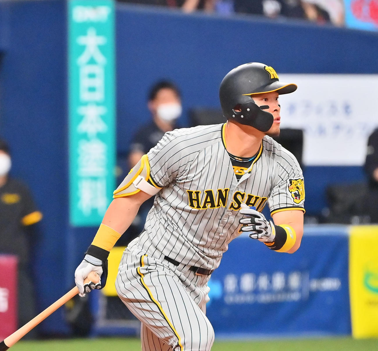 オリックス対阪神　8回表阪神2死一塁、右前に適時三塁打を放つ佐藤輝（撮影・和賀正仁）
