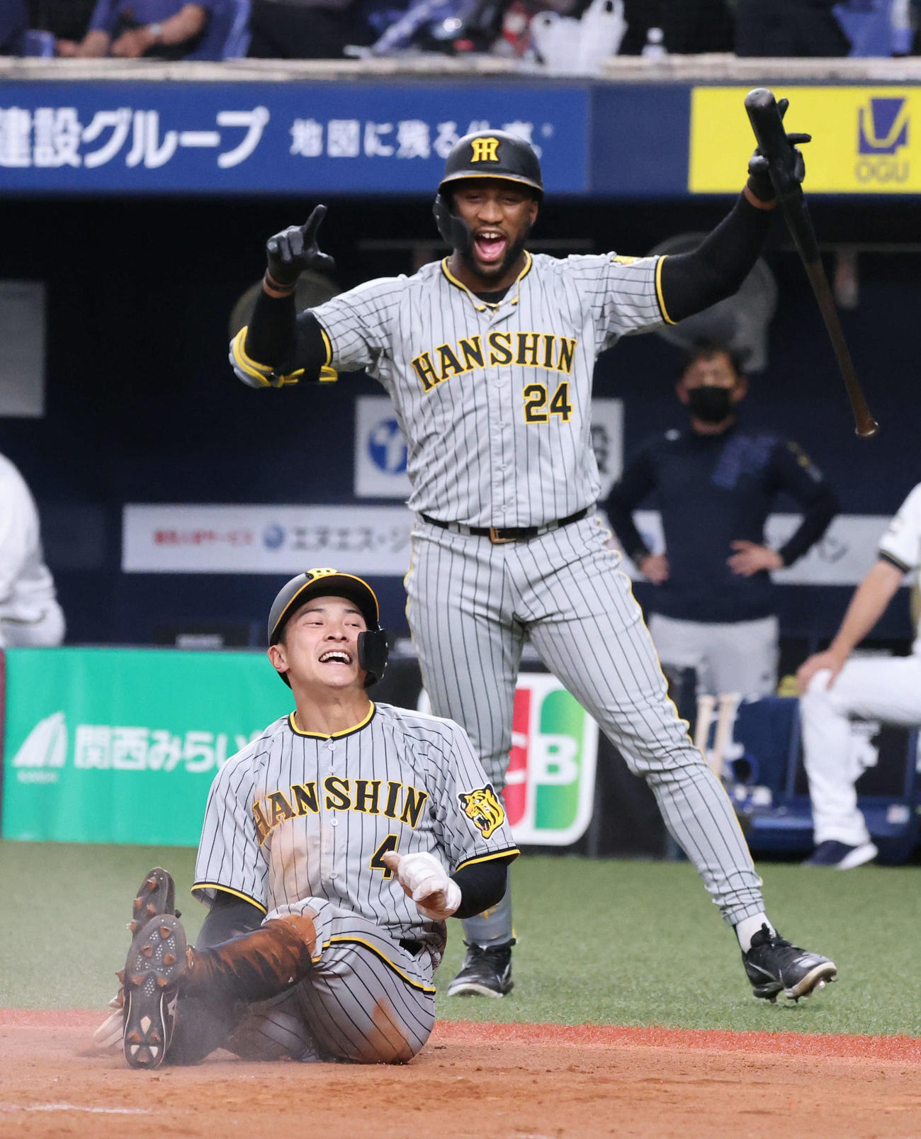 オリックス対阪神　11回表阪神無死一塁、打者ロハス（後方）の時、二盗を決めた熊谷は守備が乱れるの間に生還し、会心の笑顔を見せる（撮影・加藤孝規）