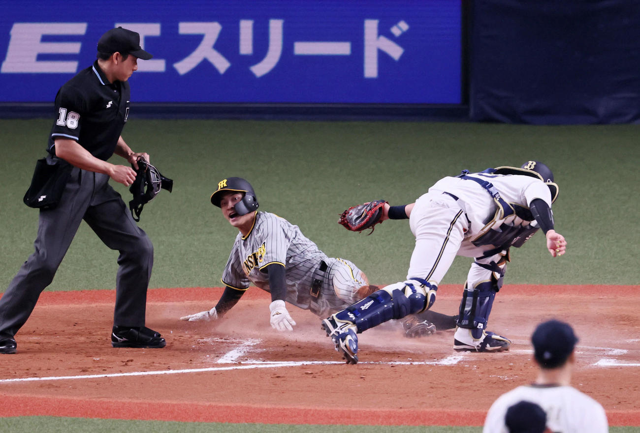 オリックス対阪神　11回表阪神1死一塁、二盗を決めた一走熊谷（左）は送球が乱れる間に一気に生還（撮影・加藤哉）