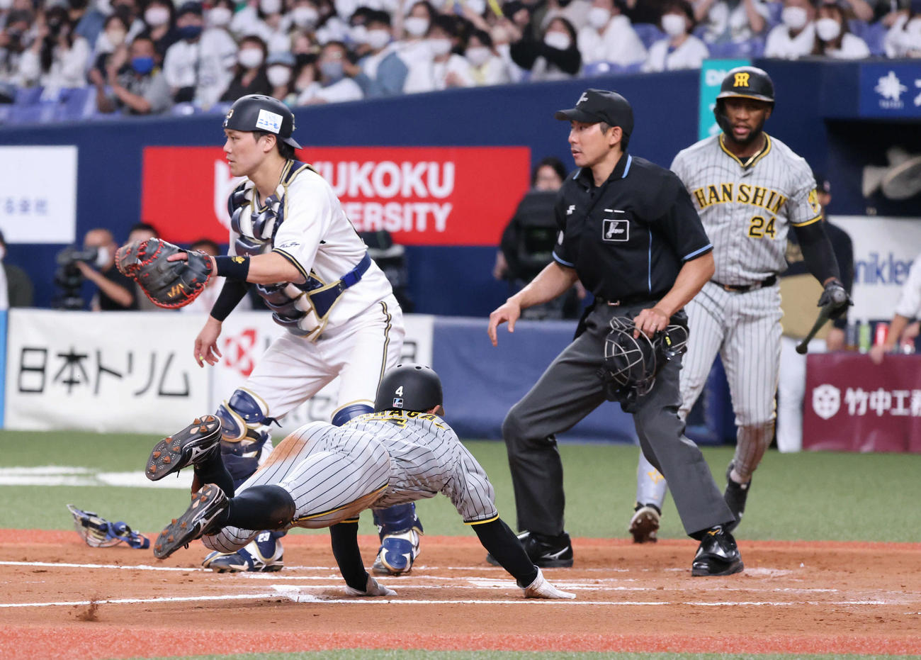 オリックス対阪神　11回表阪神無死一塁、打者ロハス・ジュニアの時、一走の熊谷は二盗し、悪送球の間に本塁へ。捕手は伏見（撮影・加藤孝規）