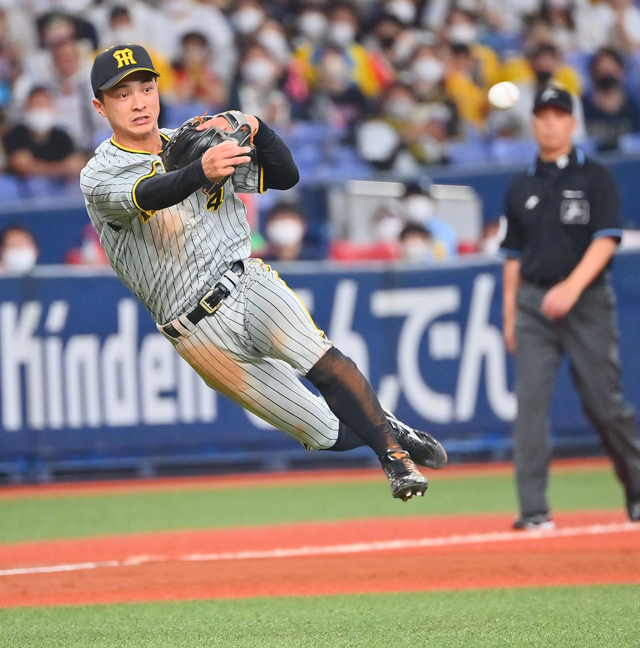 オリックス対阪神　11回裏オリックス2死一、三塁、宗の詰まった打球をさばく熊谷（撮影・和賀正仁）