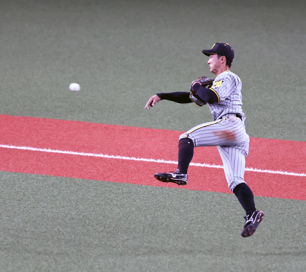 オリックス対阪神　11回裏オリックス2死一、三塁、熊谷は宗の打球を一塁へ送球する（撮影・加藤哉）