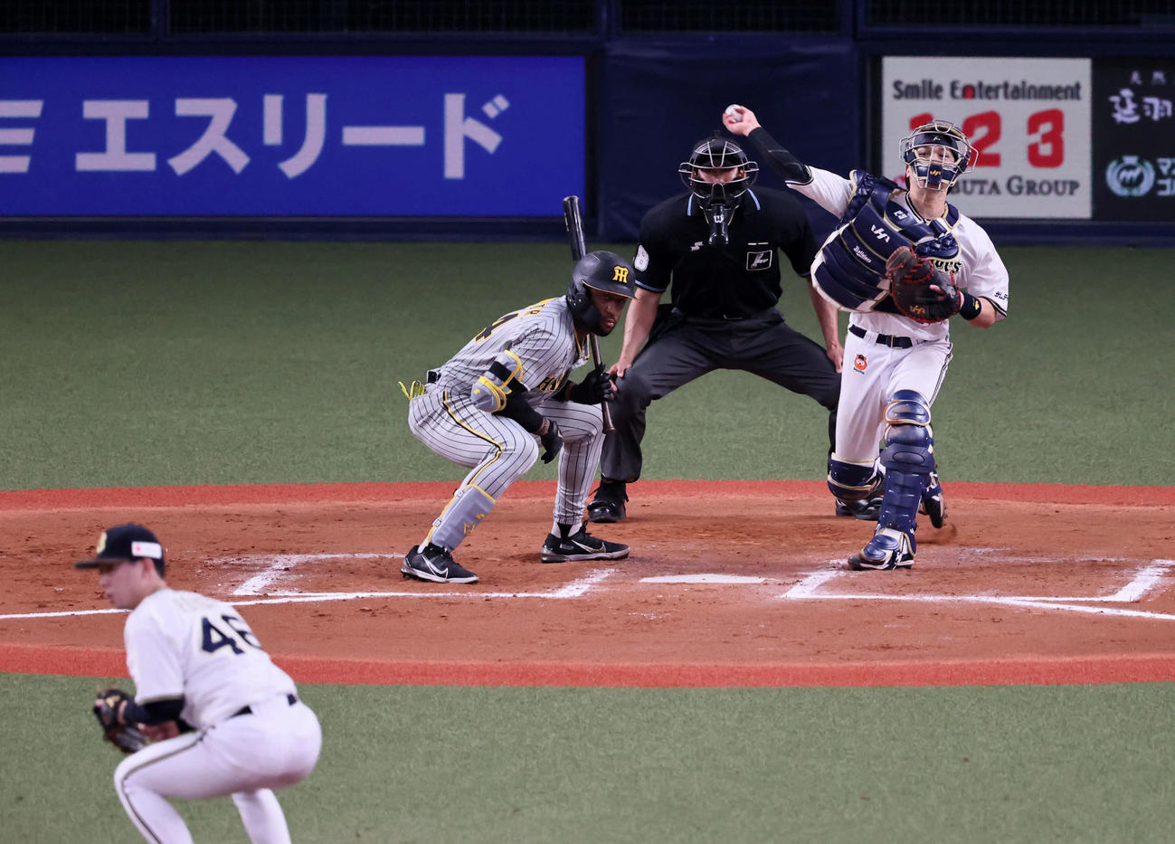 オリックス対阪神　11回表阪神1死一塁、捕手伏見は打者代打ロハスのとき、二盗を狙った一走熊谷を刺そうと送球