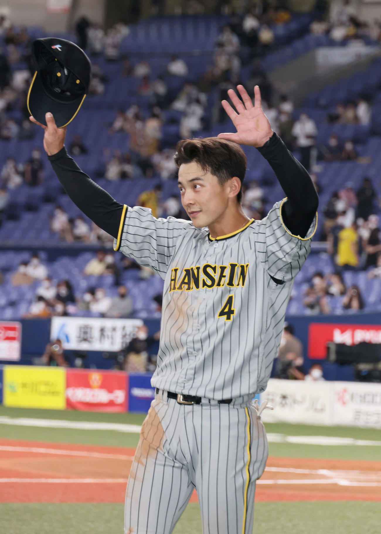 オリックス対阪神　ヒーローインタビューで手を振る熊谷（撮影・加藤孝規）