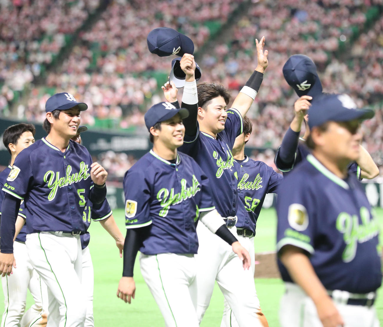 交流戦優勝を決め笑顔で声援に応える村上（中央）らヤクルトナイン（撮影・梅根麻紀）
