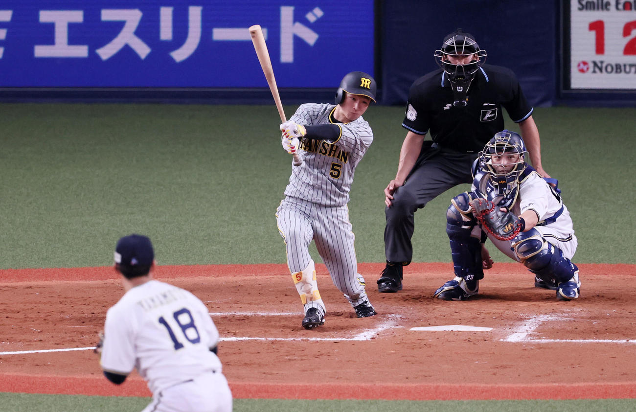 オリックス対阪神　8回表阪神2死、近本は遊内野安打を放つ。投手は山本（撮影・加藤哉）