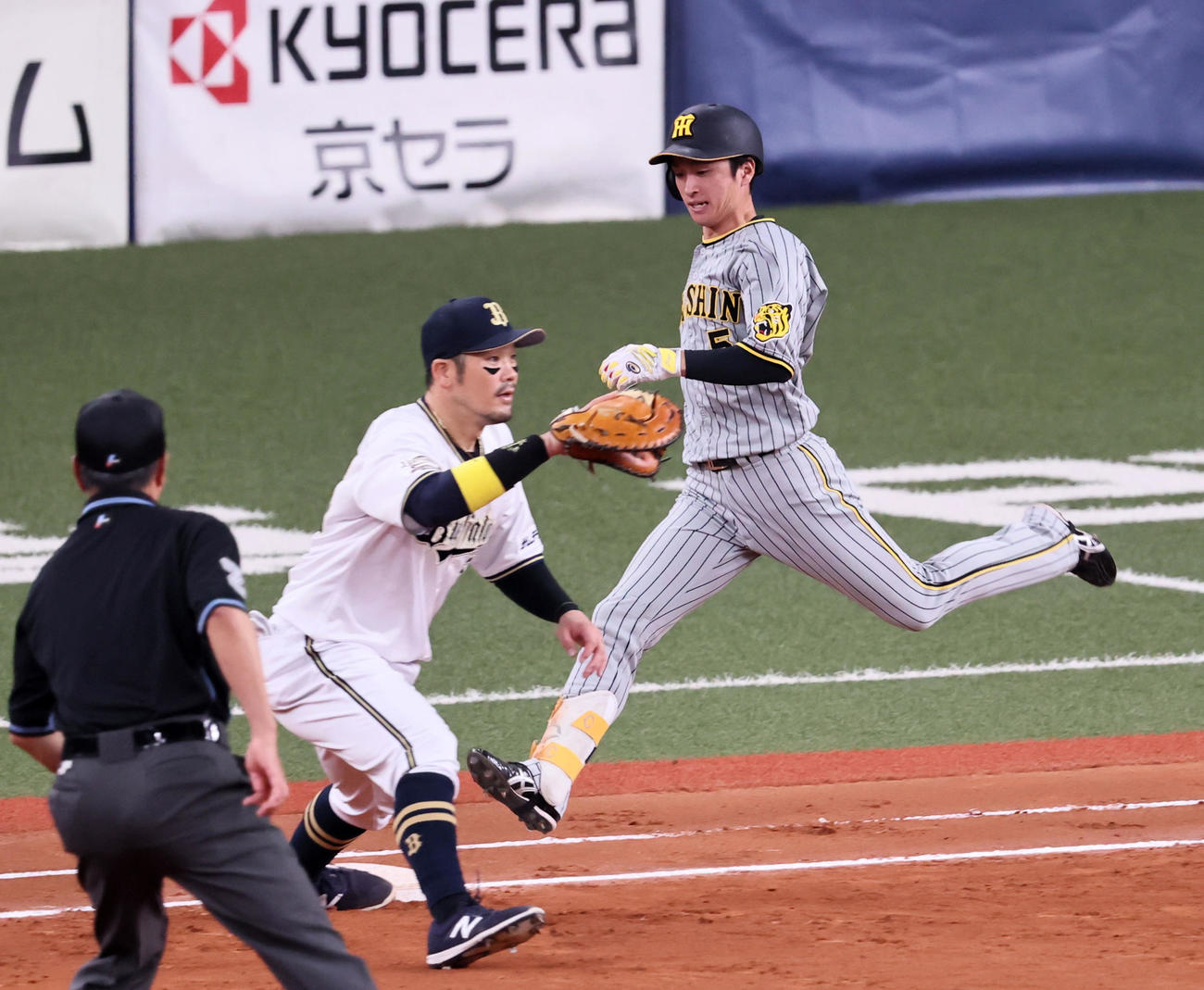 オリックス対阪神　8回表阪神2死、近本は遊内野安打を放つ。一塁手はT－岡田（撮影・加藤哉）