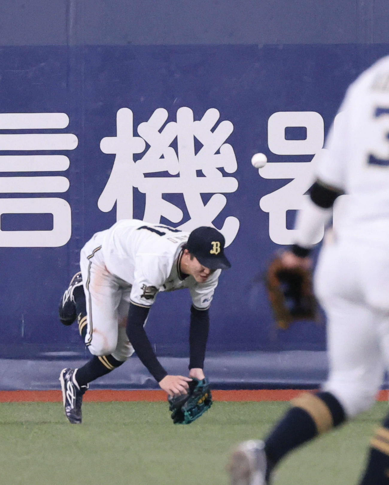 オリックス対阪神　8回表阪神2死一塁、佐藤輝の打球を後逸する佐野皓（撮影・加藤孝規）