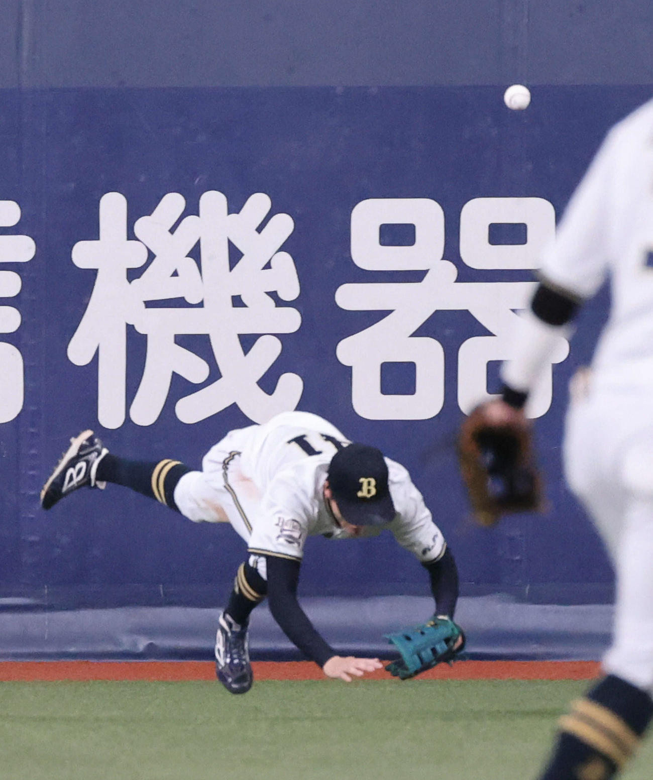 オリックス対阪神　8回表阪神2死一塁、佐藤輝の打球を捕れなかった佐野皓（撮影・加藤孝規）
