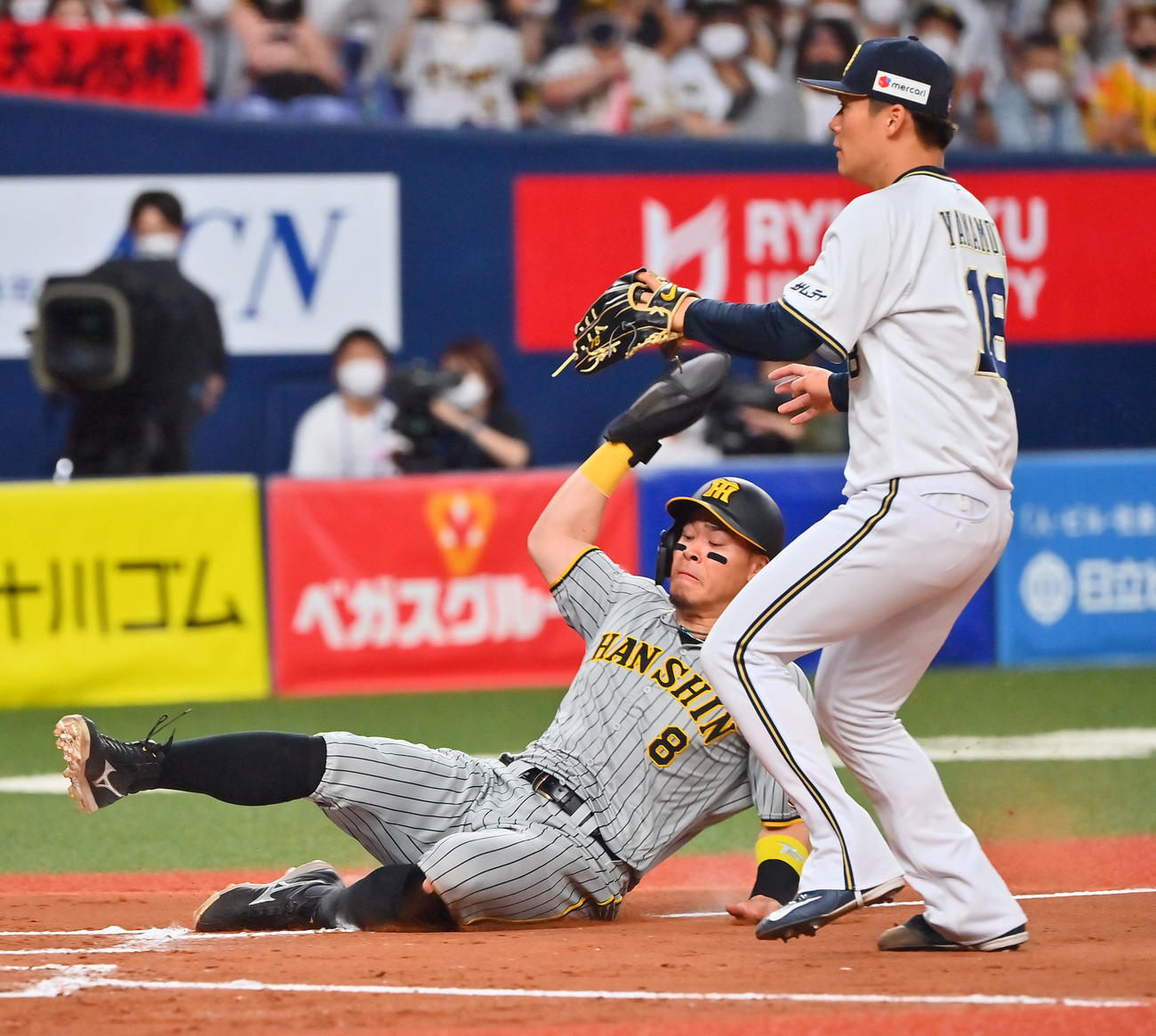 オリックス対阪神　8回表阪神2死三塁、山本（右）の暴投で生還する佐藤輝（撮影・和賀正仁）