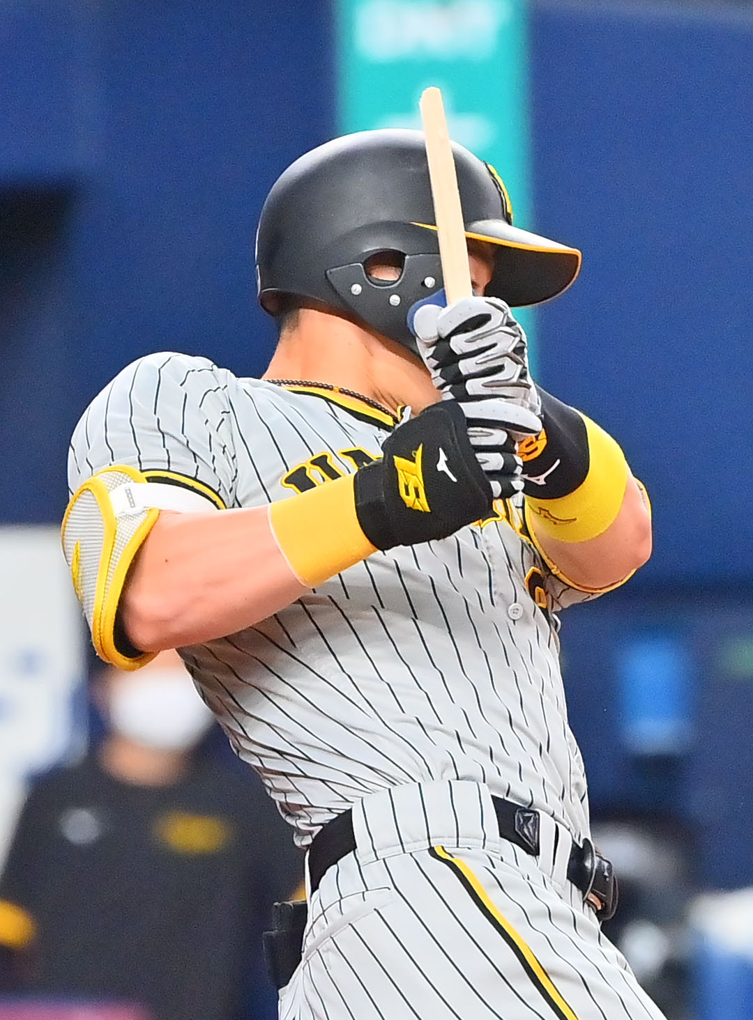 オリックス対阪神　4回表阪神無死、バットを折られ二ゴロに倒れる佐藤輝（撮影・和賀正仁）