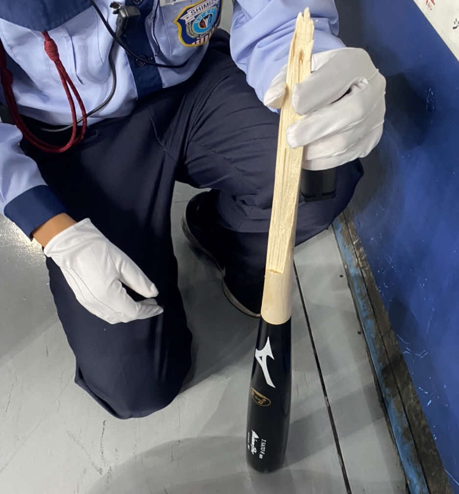 オリックス対阪神　4回表、折れて一塁側スタンドへ飛び込んだ阪神佐藤輝のバット