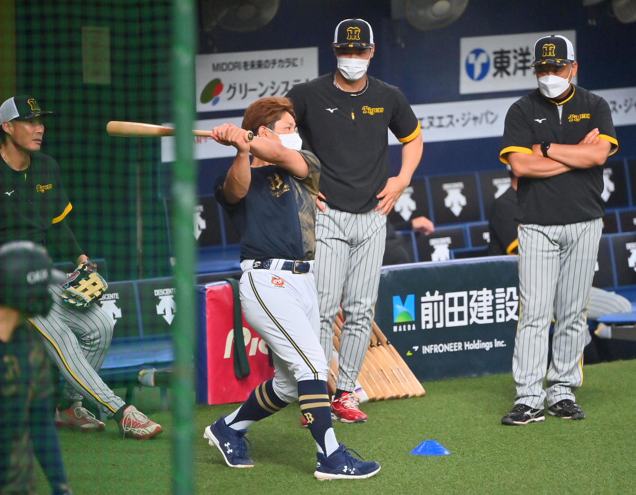 オリックス対阪神　試合前、オリックス吉田正（手前）の指導を受ける阪神佐藤輝、左は糸井、右は藤井康コーチ（撮影・和賀正仁）