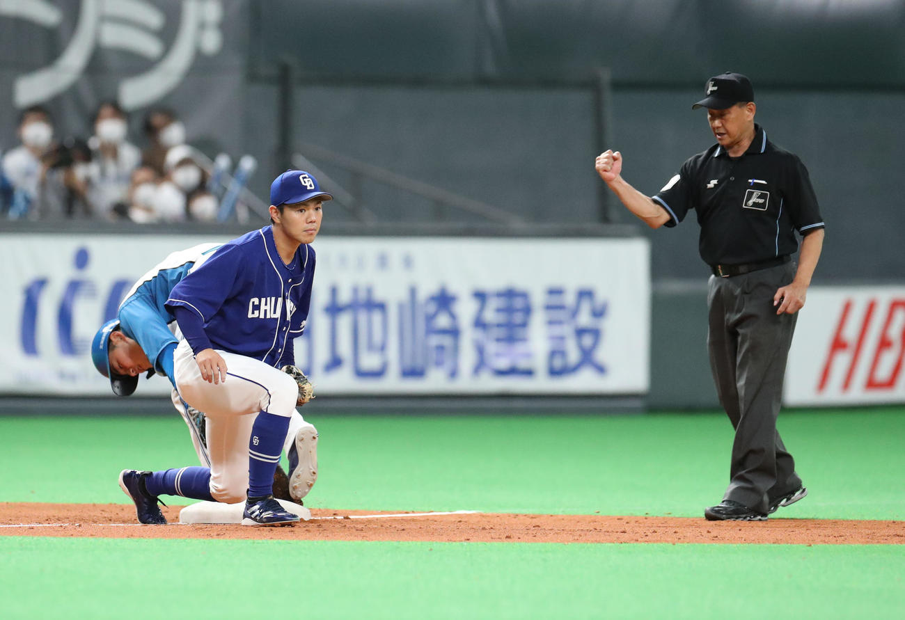 日本ハム対中日　4回裏日本ハム無死二塁、清宮は三盗を失敗する（撮影・佐藤翔太）