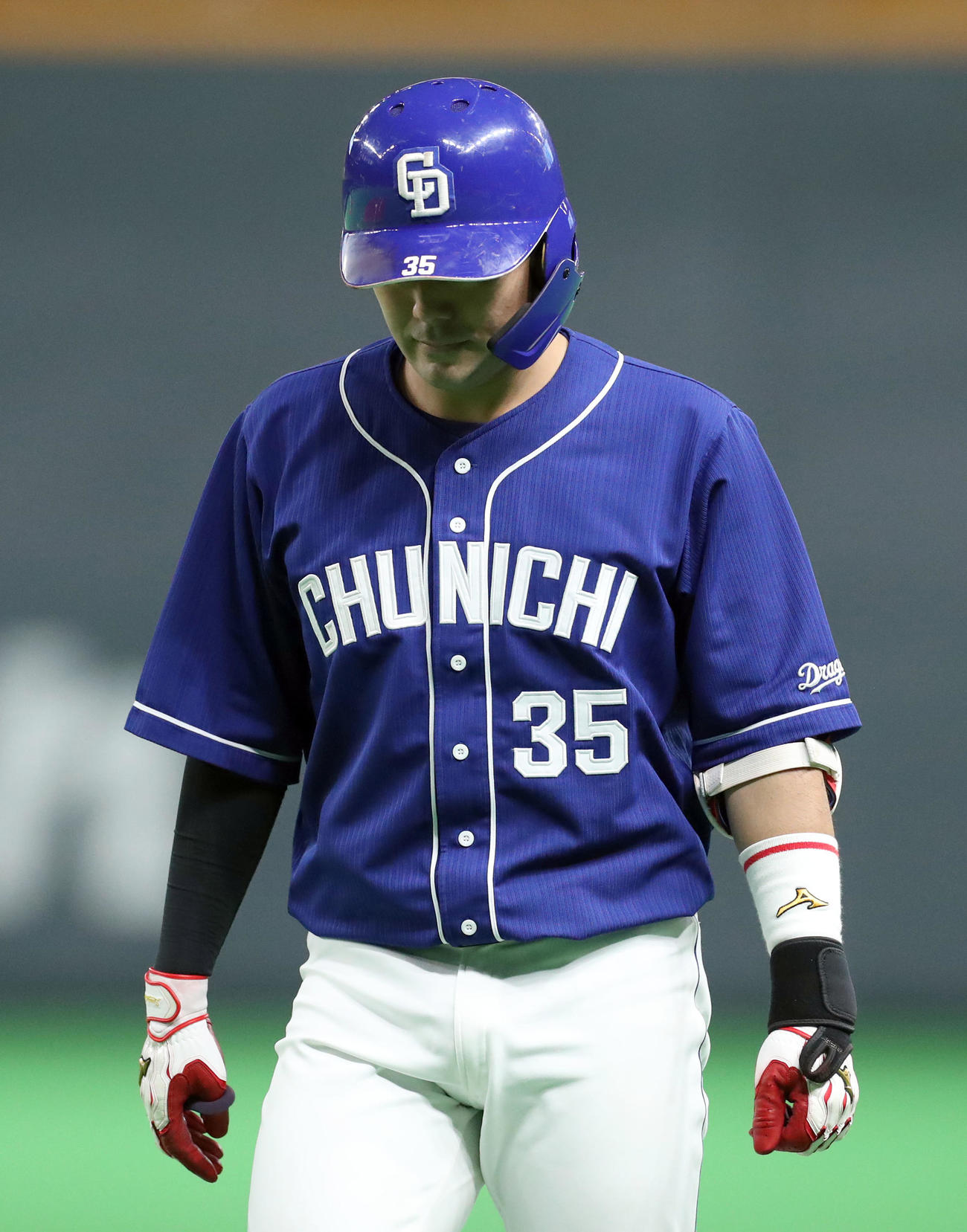 日本ハム対中日　6回表中日2死満塁、木下は遊ゴロに終わりうつむきながらベンチに戻る（撮影・佐藤翔太）
