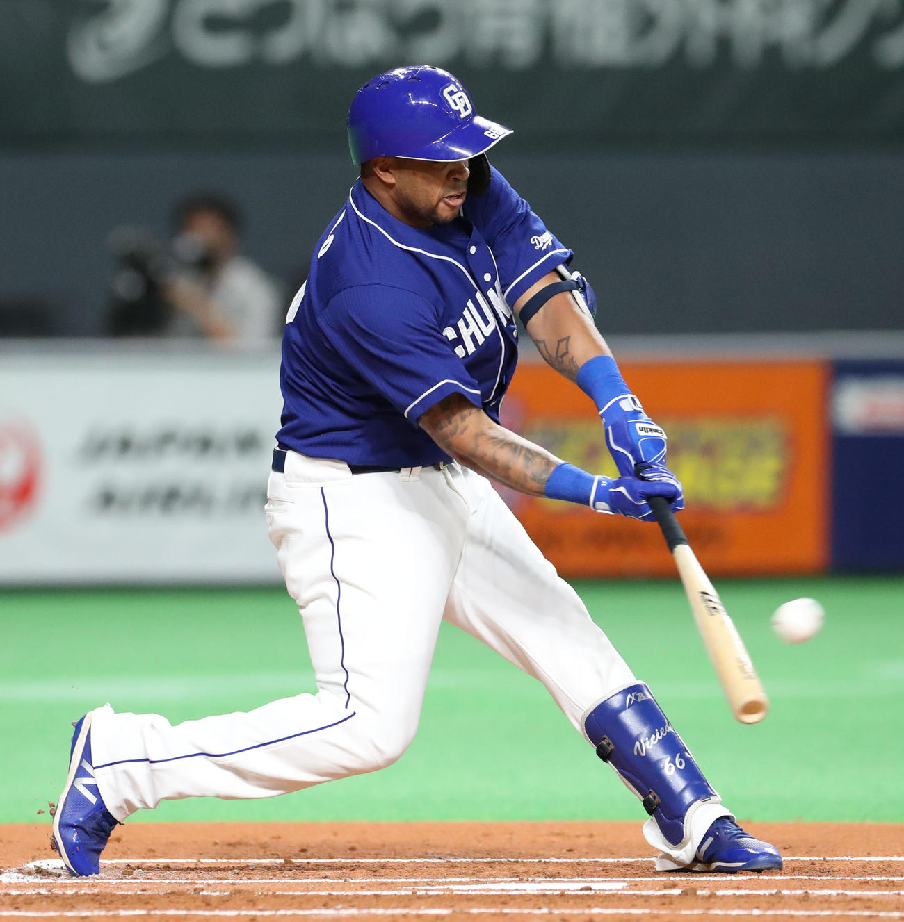 日本ハム対中日　2回表中日無死、ビシエドは二塁打を放つ（撮影・佐藤翔太）