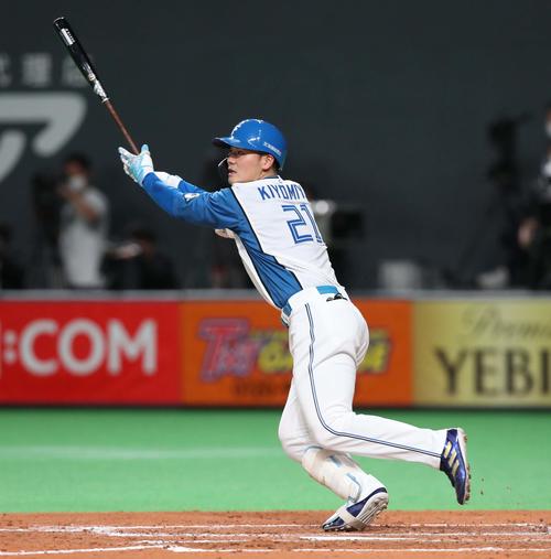 日本ハム対中日　4回裏日本ハム無死、中越え二塁打を放つ清宮（撮影・黒川智章）