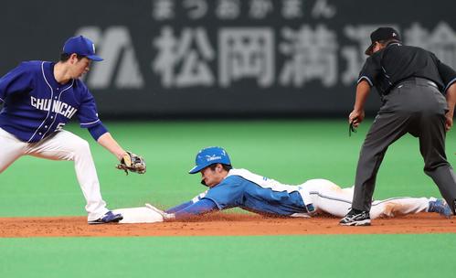 日本ハム対中日　5回裏日本ハム1死、左中間に二塁打を放ちヘッドスライディングする石井（撮影・黒川智章）