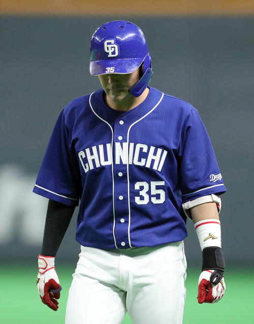 日本ハム対中日　6回表中日2死満塁、木下は遊ゴロに終わりうつむきながらベンチに戻る（撮影・佐藤翔太）