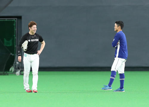 日本ハム対中日　試合前、談笑する日本ハム吉田（左）と中日根尾（撮影・佐藤翔太）