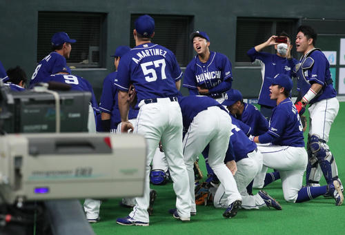 日本ハム対中日　試合前、円陣を組む中日ナイン（撮影・佐藤翔太）