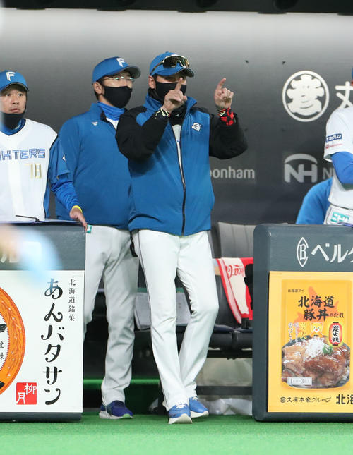 日本ハム対中日　1回表中日無死一塁、三ツ俣の併殺プレーの判定にリプレー検証を要求する新庄監督（撮影・佐藤翔太）