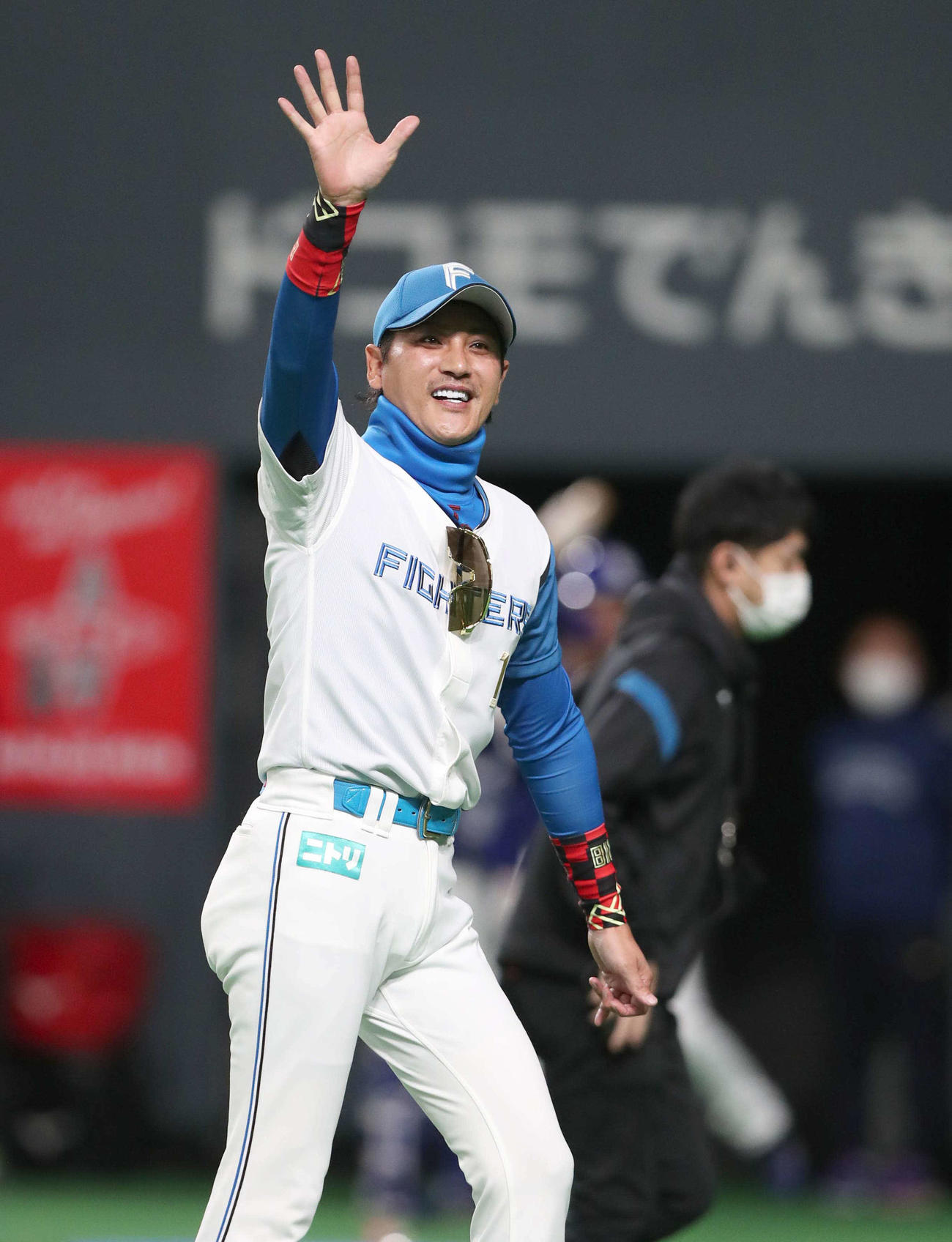 日本ハム対中日　メンバー表交換後、スタンドに手を振る新庄監督（撮影・黒川智章）