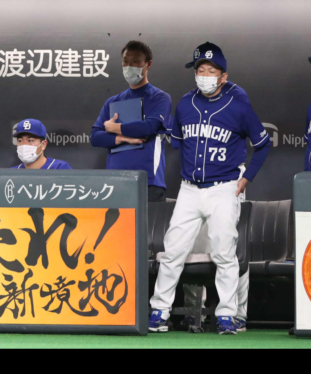 日本ハム対中日　ベンチで渋い表情の立浪監督（右）（撮影・黒川智章）