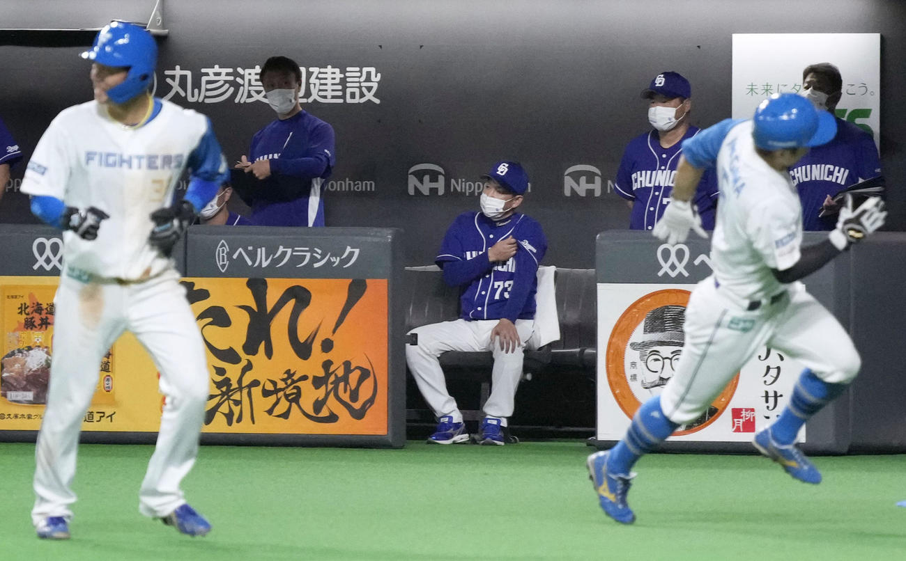 5回、2ランスクイズを許し、沈む中日ベンチ。中央は立浪監督（共同）
