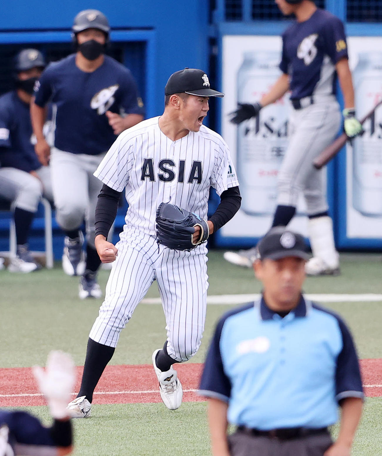 亜大対上武大　1回裏、上武大の攻撃を抑えガッツポーズ雄たけびを上げる亜大・青山（撮影・鈴木正人）
