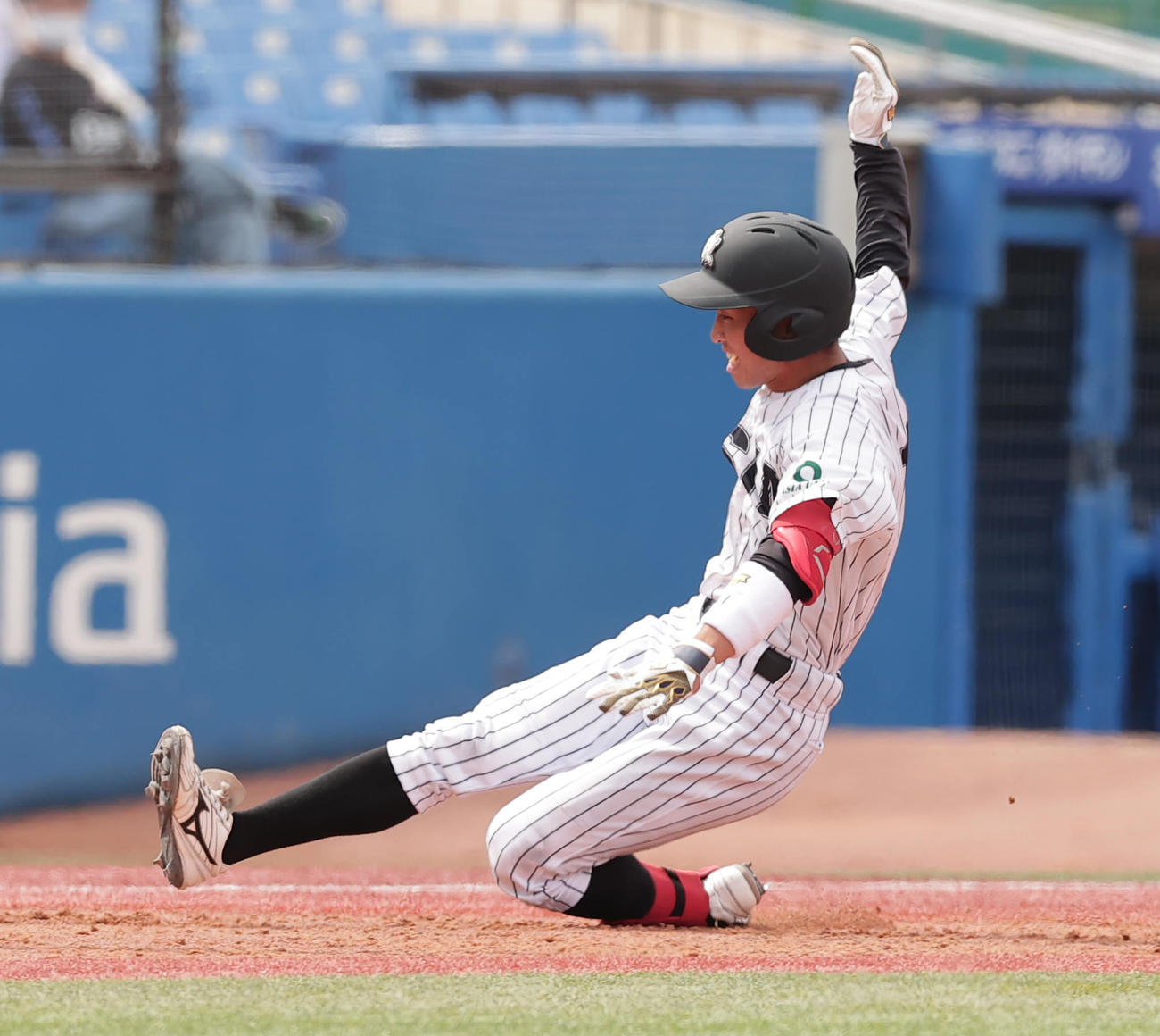 亜大対上武大　4回表亜大2死二塁、左中間適時三塁打を放つ田中幹（撮影・野上伸悟）