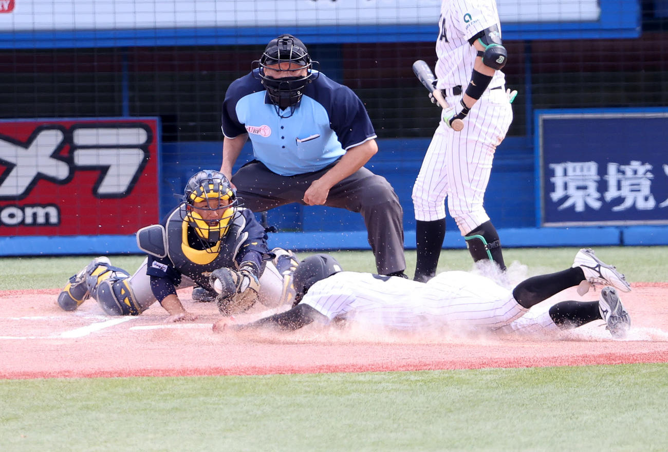 亜大対上武大　6回表亜大2死3塁、和久本（右）は本盗を決める、捕手は上武大・進藤（撮影・鈴木正人）