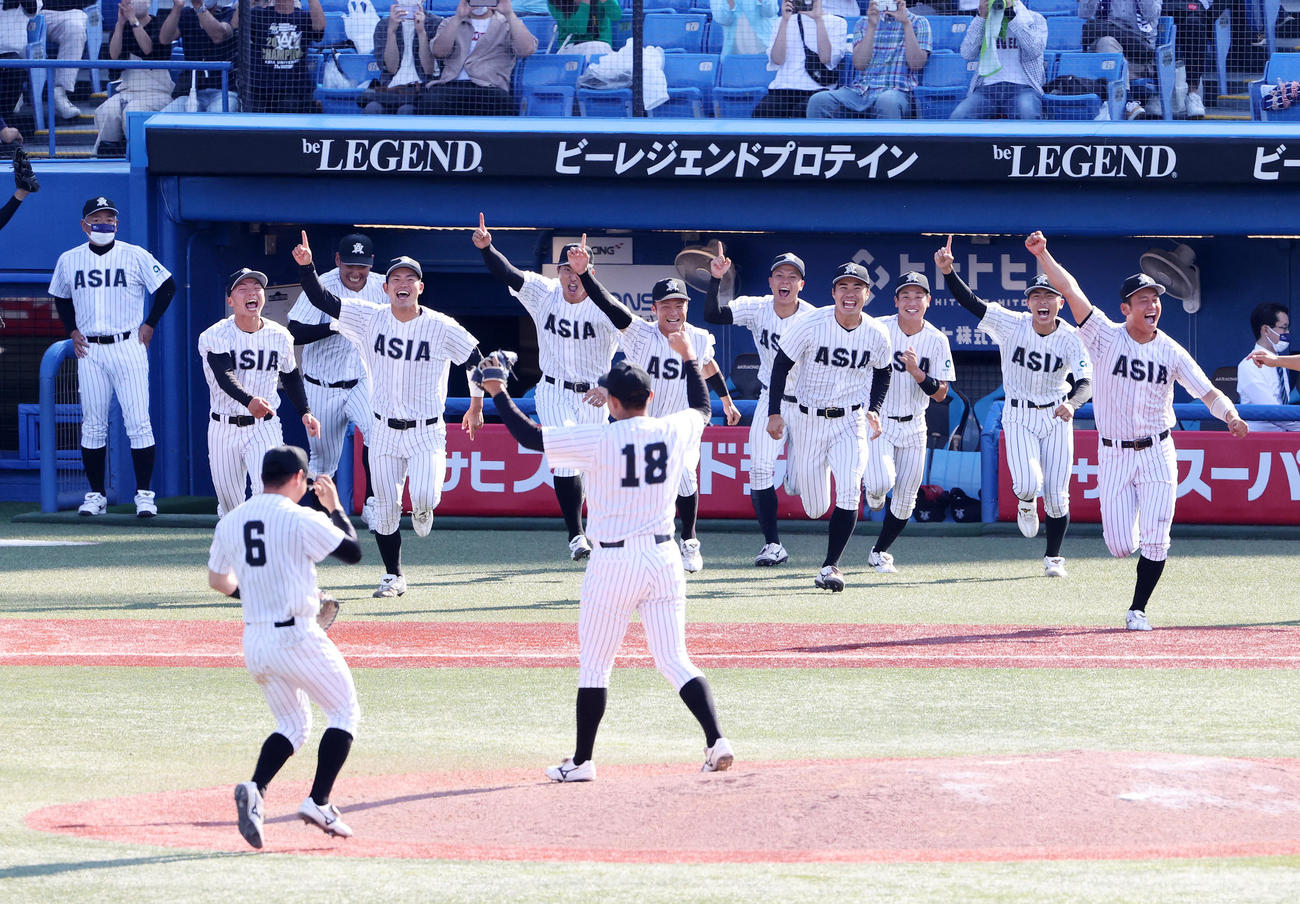 亜大対上武大　優勝を決め喜びマウンドに向かう亜大の選手たち（撮影・鈴木正人）