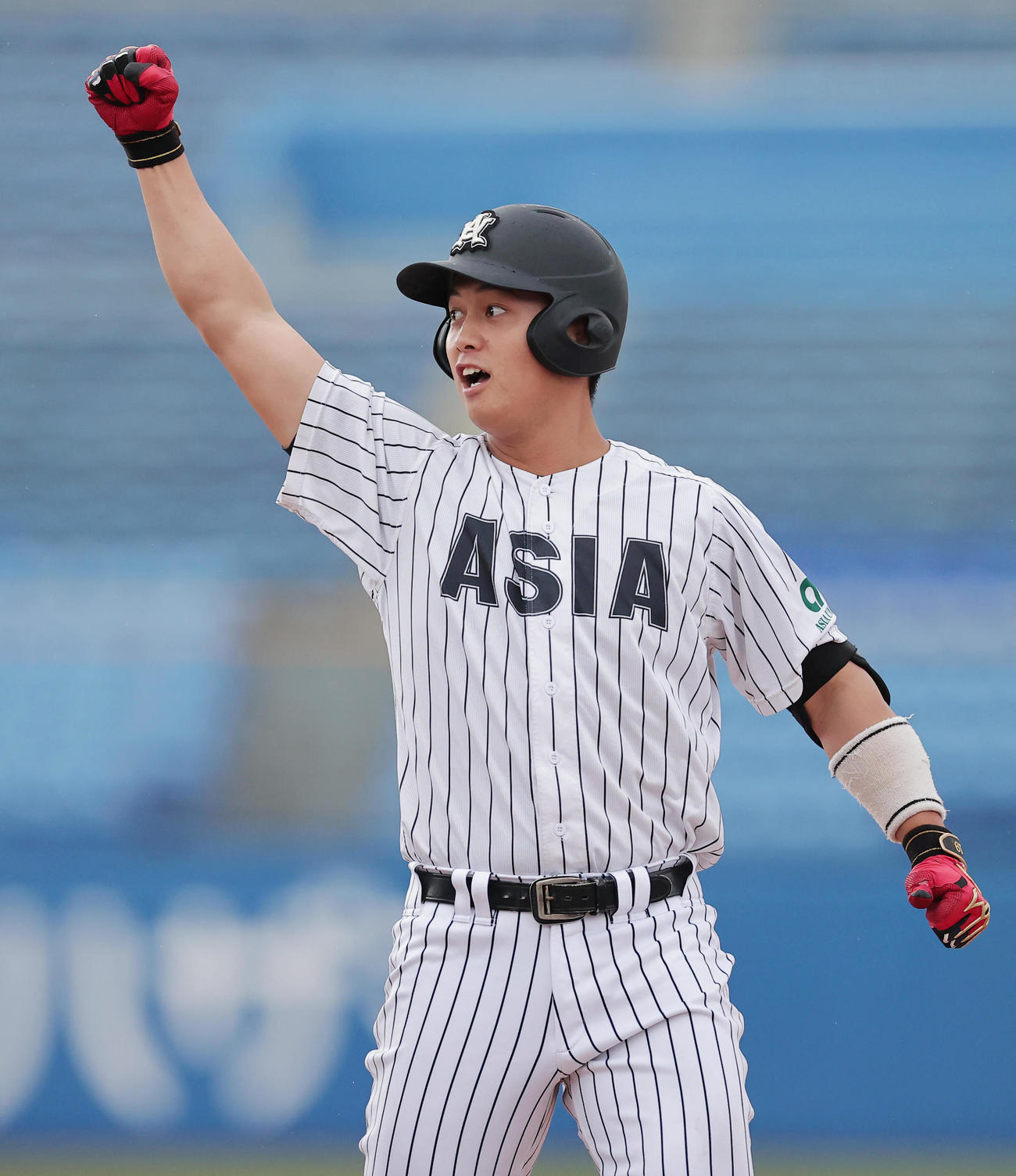 亜大対上武大　3回表亜大1死一、二塁、中前適時打を放ちガッツポーズの山下（撮影・野上伸悟）