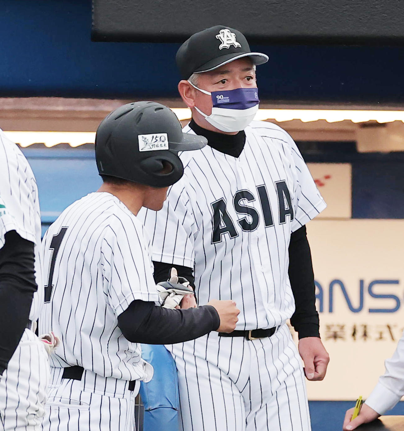 亜大対上武大　3回表亜大1死一、二塁、山下滉介の中前適時打で生還した田中幹を迎える生田監督（撮影・野上伸悟）