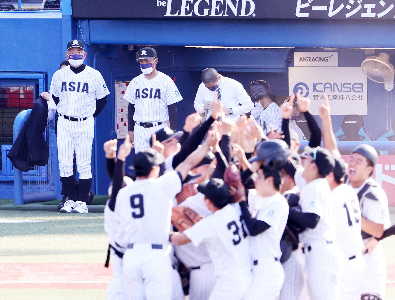 亜大対上武大　優勝を決めた選手たちを見つめる亜大・生田監督（左）（撮影・鈴木正人）