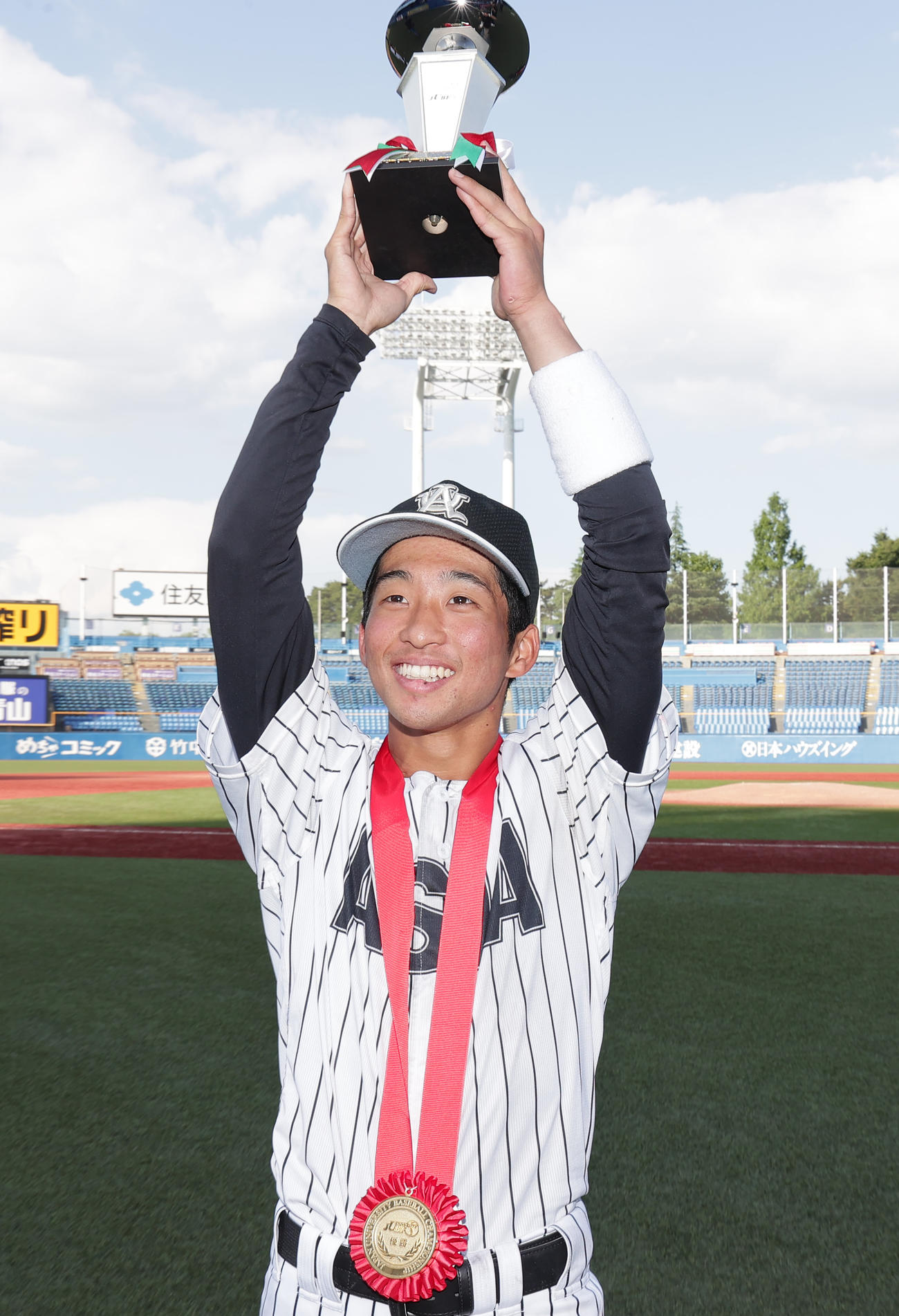 亜大対上武大　優勝しトロフィーを掲げる亜大・田中幹主将（撮影・野上伸悟）