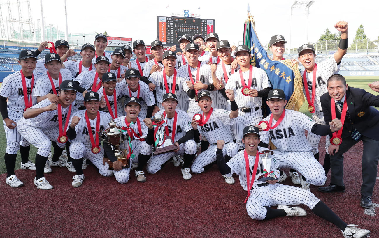 亜大対上武大　優勝し喜ぶ田中幹主将（手前右から3人目）ら亜大の選手たち（撮影・野上伸悟）