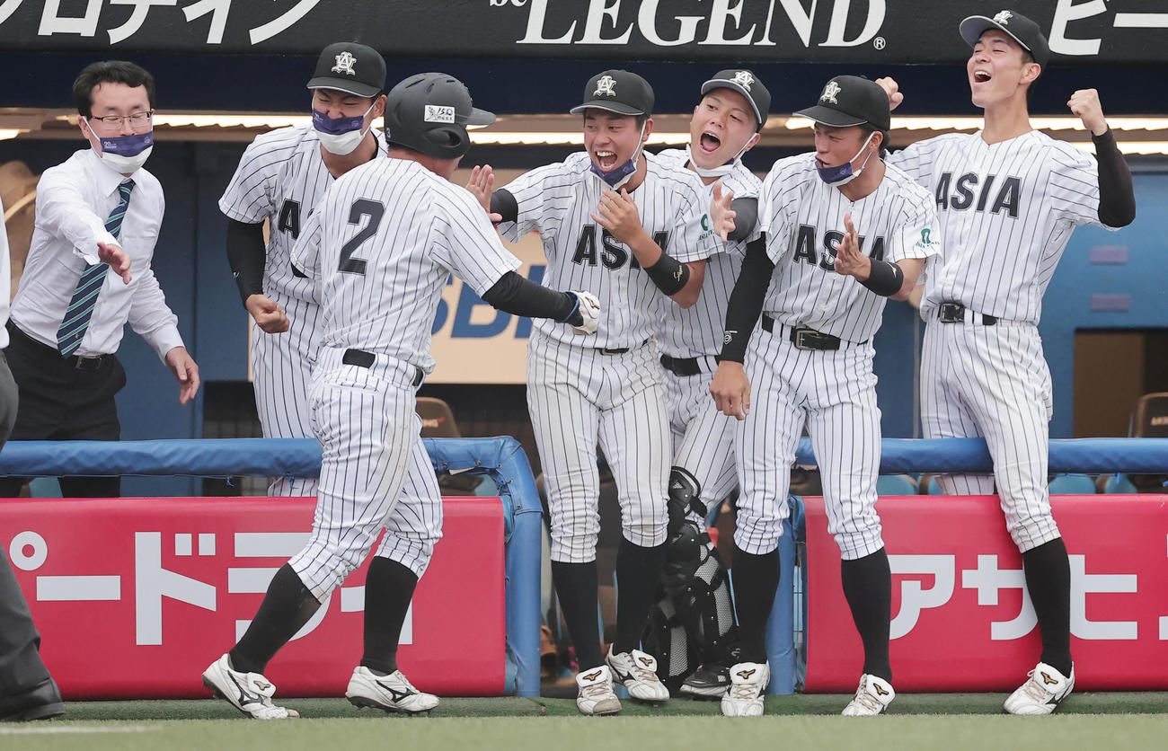 亜大対上武大　3回表亜大1死二、三塁、田中幹の左前先制2点適時打に盛り上がるベンチ（撮影・野上伸悟）