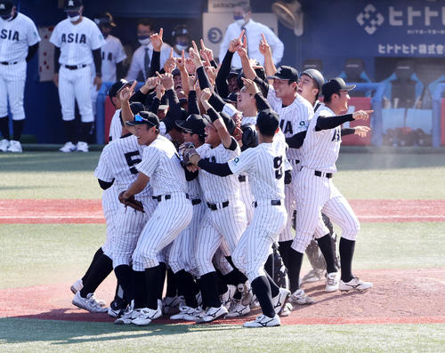 亜大対上武大　優勝を決め喜びマウンドに向かう亜大の選手たち（撮影・鈴木正人）