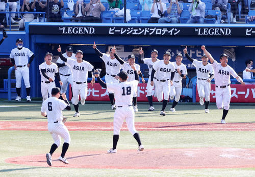 亜大対上武大　優勝を決め喜びマウンドに向かう亜大の選手たち（撮影・鈴木正人）