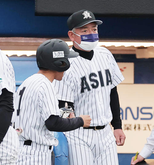 亜大対上武大　3回表亜大1死一、二塁、山下滉介の中前適時打で生還した田中幹を迎える生田監督（撮影・野上伸悟）