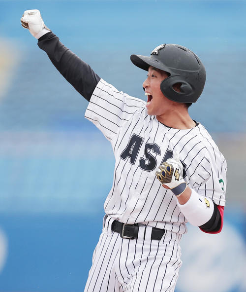 亜大対上武大　3回表亜大1死二、三塁、左前先制2点適時打を放ちベンチに向かってガッツポーズの田中幹（撮影・野上伸悟）