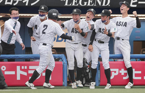 亜大対上武大　3回表亜大1死二、三塁、田中幹の左前先制2点適時打に盛り上がるベンチ（撮影・野上伸悟）