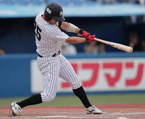 亜大対上武大　3回表亜大1死一、二塁、中前適時打を放つ山下（撮影・野上伸悟）