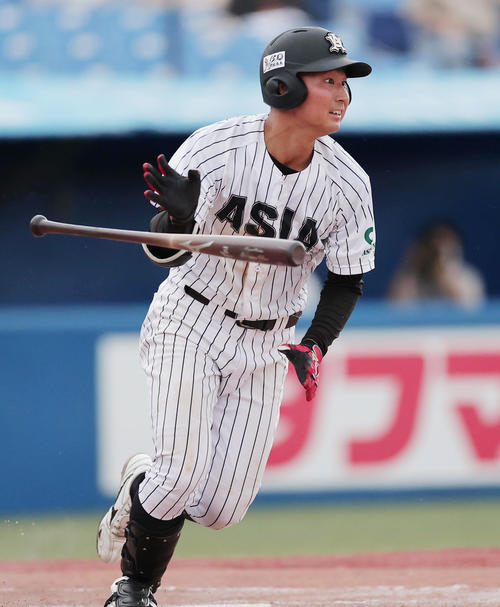 亜大対上武大　3回表亜大1死一、三塁、右前適時打を放つ西脇（撮影・野上伸悟）