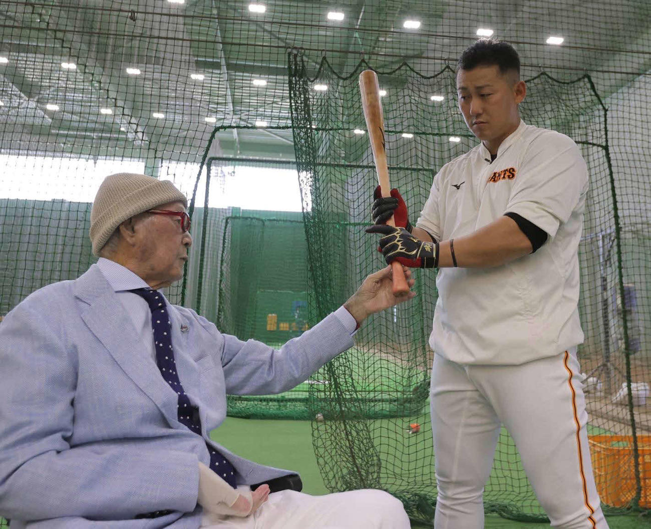 長嶋終身名誉監督（左）は巨人中田にアドバイスする（球団提供）